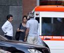Rafaela Bassi, la esposa del piloto brasile&ntilde;o de Ferrari, Felipe Massa, conversa con el vicepresidente de Hungaroring Sport Corp. Tamas Frank junto a la ambulancia que transportar&aacute; a Massa desde el Hospital Honved al aeropuerto Ferihegy de Budapest,