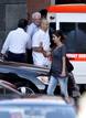 Rafaela Bassi, la esposa del piloto brasile&ntilde;o de Ferrari, Felipe Massa, conversa con el vicepresidente de Hungaroring Sport Corp. Tamas Frank junto a la ambulancia que transportar&aacute; a Massa desde el Hospital Honved al aeropuerto Ferihegy de Budapest.