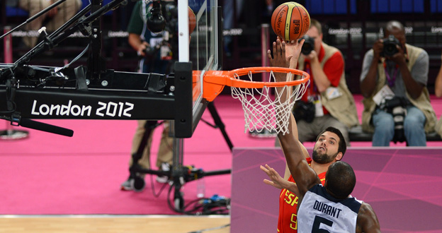 Felipe Reyes intenta anotar ante la oposici&oacute;n de Kevin Durant