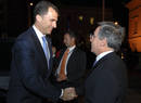 Felipe saluda a &Aacute;lvaro Uribe a su llegada a la cena.