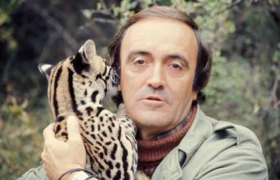 F&eacute;lix Rodr&iacute;guez de la Fuente con un cachorro de tigre
