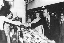 Feria del Libro 1975. Visita de los Pr&iacute;ncipes de Espa&ntilde;a