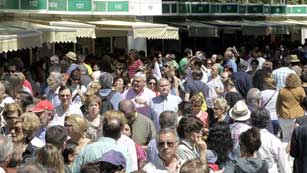 Ver v&iacute;deo  'La Feria del Libro acaba su primer fin de semana con buena nota'