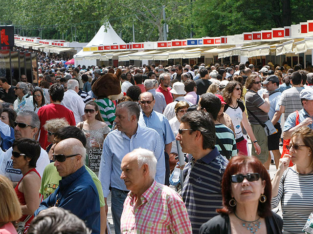 Gran afluencia de p&uacute;blico a la Feria del Libro de Madrid