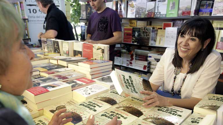 M&aacute;s de 200 autores firman su obra en la Feria del Libro
