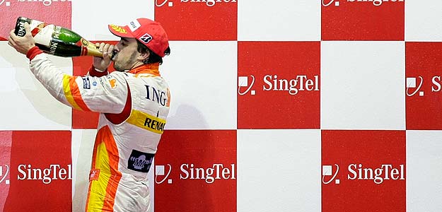 Fernando Alonso celebra con champ&aacute;n su tercer puesto en el GP de Singapur.
