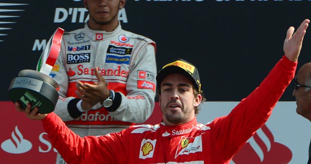 Fernando Alonso celebra su tercera plaza en el circuito italiano de Monza ante la afición. Fernando Alonso celebra su tercera plaza en el circuito italiano de Monza ante la afición.