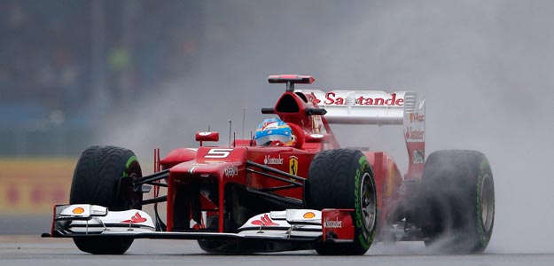 Fernando Alonso completa una vuelta durante los entrenamientos de Silverstone