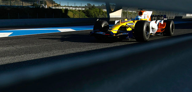 Fernando Alonso conduce su R28 en el circuito de Jerez