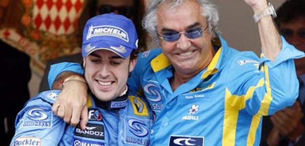 Fernando Alonso y Flavio Briatore en imagen de archivo cuando el espa&ntilde;ol pilotaba para Renault