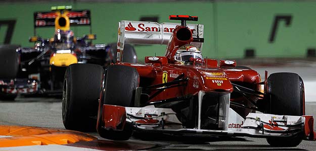 Fernando Alonso trata de aguantar las acometidas de Mark Webber