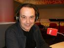 Fernando Mart&iacute;n se inici&oacute; en el mundo de la interpretaci&oacute;n, pero poco a poco acab&oacute; en el de la m&uacute;sica. Tras grabar varios discos con el grupo Desperados, lleva a&ntilde;os como cr&iacute;tico musical.