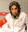 Fernando Ramos ha paseado su sentido del humor ir&oacute;nico y mordaz por radio y televisi&oacute;n, en programas deportivos y sociedad, hasta caer como un hurac&aacute;n en los estudios de RNE. Ahora, Fernando nos divierte cada d&iacute;a con sus zappings y sus concursos.