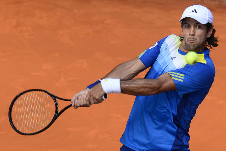 Fernando Verdasco devuelve una bola de rev&eacute;s