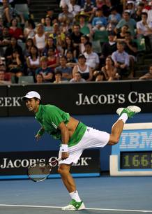 Fernando Verdasco devuelve un golpe en su partido de tercera ronda.