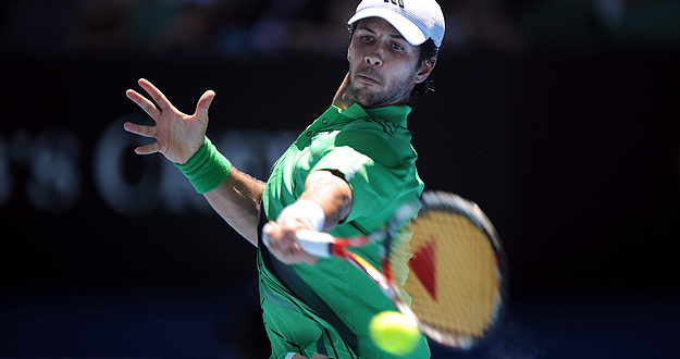El tenista espa&ntilde;ol Fernando Verdasco devuelve a la bola al ruso Nikolay Davydenko durante el partido por la cuarta ronda del abierto australiano de tenis en Melbourne (Australia).
