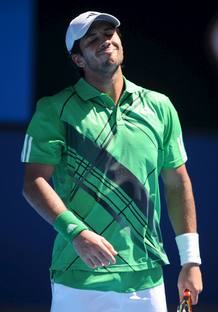 El tenista espa&ntilde;ol Fernando Verdasco gesticula durante el partido de octavos de final del Abierto de Australia, disputado contra el ruso Nikolay Davydenko.