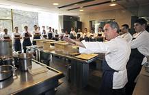 Ferran Adri&agrave; se re&uacute;ne con su equipo del restaurante El Bulli d&iacute;as antes de su cierre