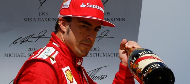 El piloto Fernando Alonso despu&eacute;s de ganar en el circuito de Hockenheim.