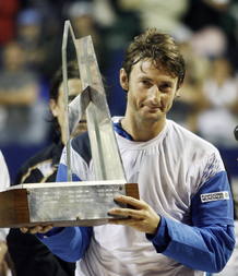 El español Juan Carlos Ferrero posa con el trofeo de tenis ATP 250 en Buenos Aires. El español Juan Carlos Ferrero posa con el trofeo de tenis ATP 250 en Buenos Aires.