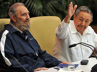 Ver v&iacute;deo  'Fidel Castro asiste al acto de clausura del VI Congreso del Partido Comunista Cubano'