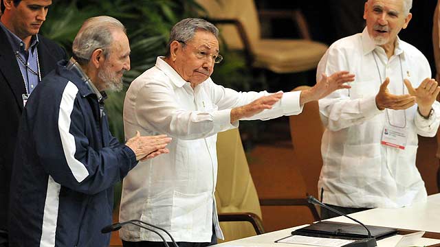 Fidel Castro acude a la elecci&oacute;n de su hermano Ra&uacute;l como nuevo l&iacute;der del partido