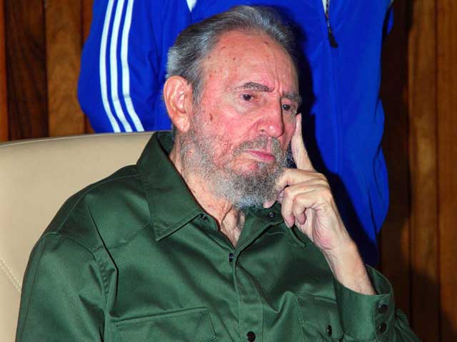 Fidel Castro reaparece con camisa militar