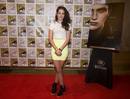 Fiel a su estilo desenfadado, Kristen Stewart acudi&oacute; al acto con una falda amarilla de BCBG Max Azria y zapatillas de Barbara Bui