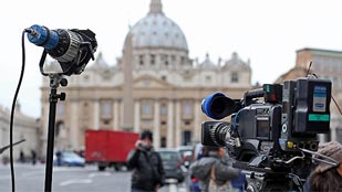 Los fieles acogen la renuncia del papa con sorpresa y expectaci&oacute;n por conocer a su sucesor