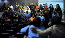 Los fieles de una iglesia cantan a la espera de resultados