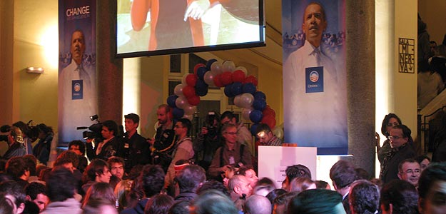 La gran pantalla entre las columnas de la escalinata recordaba a la escenografía de la nominación de Barack Obama en Denver el pasado mes de febrero. La gran pantalla entre las columnas de la escalinata recordaba a la escenografía de la nominación de Barack Obama en Denver el pasado mes de febrero.