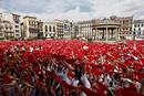 LA FIESTA ESTALLA EN PAMPLONA CON UN MULTITUDINARIO CHUPINAZO