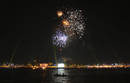 Fuegos artificiales sobre el lago Kankaria durante la celebraci&oacute;n del a&ntilde;o nuevo.