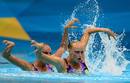 Una de las figuras con los brazos del d&uacute;o ucraniano de nataci&oacute;n sincronizada