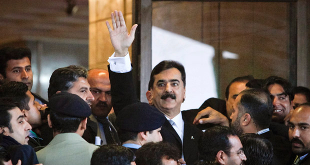 El primer ministro paquistaní saluda al llegar al Tribunal Supremo el pasado mes de febrero. El primer ministro paquistaní saluda al llegar al Tribunal Supremo el pasado mes de febrero.
