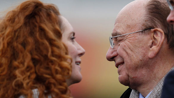 Imagen de archivo de Rupert Murdoch con su mano derecha, Rebekah Brooks.