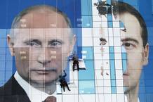 Operarios retiran un cartel prelectoral de Medvédev y Putin en las elecciones legislativas de 2011. Operarios retiran un cartel prelectoral de Medvédev y Putin en las elecciones legislativas de 2011.