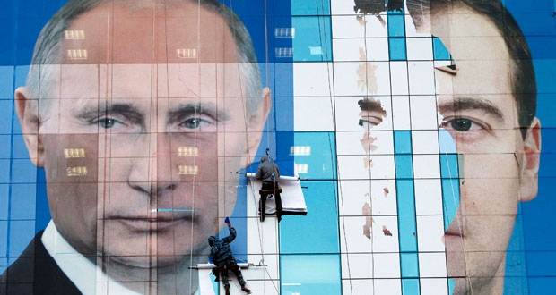 Operarios retiran un cartel prelectoral de Medvédev y Putin en las elecciones legislativas de 2011. Operarios retiran un cartel prelectoral de Medvédev y Putin en las elecciones legislativas de 2011.