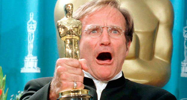 El actor Robin Williams muestra su Oscar por su papel secundario en la película 'El indomable Will Hunting'.