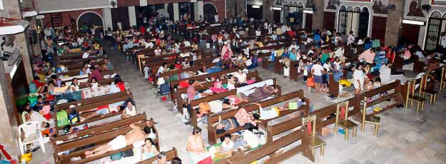 Filipinos afectados por el 'Ketsana' descansan en un refugio improvisado en una iglesia