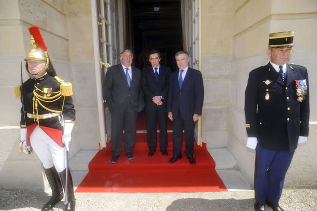 El Primer Ministro franc&eacute;s Fillon, el presidente del Senado Larcher y el presidente de la Asamblea Nacional Accoyer esperan a la puerta del palacio la llegada del presidente franc&eacute;s.