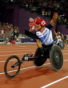El atleta británico David Wier celebra la medalla de oro en la final de atletismo de los 1500 metros T54 El atleta británico David Wier celebra la medalla de oro en la final de atletismo de los 1500 metros T54