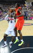 El estadounidense LeBron James ante el espa&ntilde;ol Serge Ibaka durante el partido por el oro de los Juegos Ol&iacute;mpicos de Londres 2012.