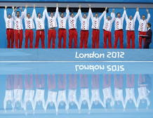 Los croatas celebran la victoria de su selecci&oacute;n en la final de la competici&oacute;n de waterpolo masculino de los Juegos Ol&iacute;mpicos de Londres 2012.