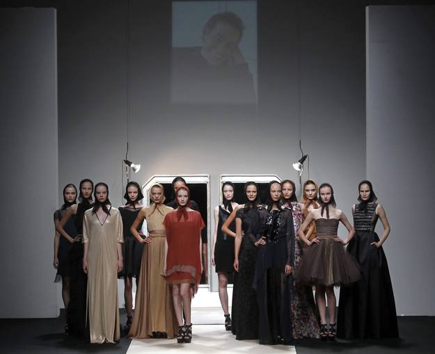 El final del emotivo desfile de Jes&uacute;s del Pozo