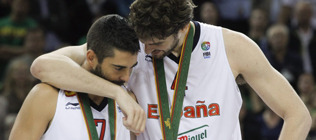 El pívot de España, Pau Gasol (d), junto al escolta Juan Carlos Navarro (i), con la medalla de oro. El pívot de España, Pau Gasol (d), junto al escolta Juan Carlos Navarro (i), con la medalla de oro.