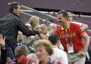 El principe Felipe saluda a Federico de Dinamarca, en las gradas del North Greenwich Arena, donde las selecciones de Espa&ntilde;a y EE.UU. de baloncesto se enfrentan en la final ol&iacute;mpica por la medalla de oro.