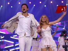 Ell y Nikki Celebran el triunfo