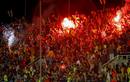 Seguidores del F.C. Barcelona en el Miniestadi celebran la victoria de su equipo en la final de la Liga de Campeones.