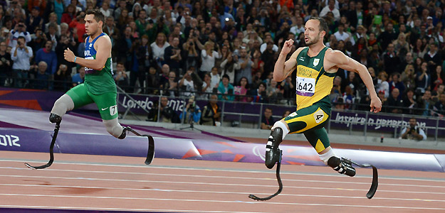 El brasileño Cardoso Alan Fonteles Oliveira compite ante el sudafricano Oscar Pistorius en la final de atletismo de los 200 metros T44 El brasileño Cardoso Alan Fonteles Oliveira compite ante el sudafricano Oscar Pistorius en la final de atletismo de los 200 metros T44